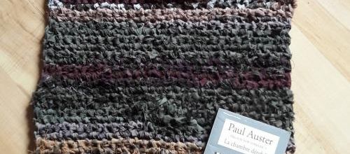 Un tapis gris sombre