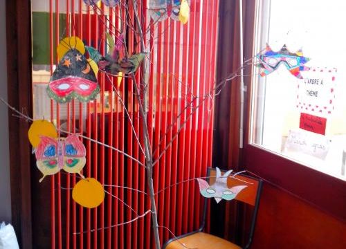* L'arbre à thème s'habille pour mardi gras