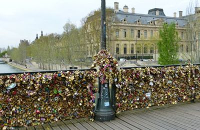 Le pont des Arts privé de cadenas d'amour ... pour l'instant