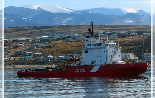 Dès que les autorités canadiennes ont quitté le bord, nous levons l'ancre direction Tremblay Sound - Ile (ou Terre) de Baffin - Nunavut - Canada