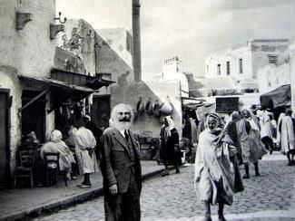 Karl Marx « dépoilé » par un barbier de la Casbah dAlger