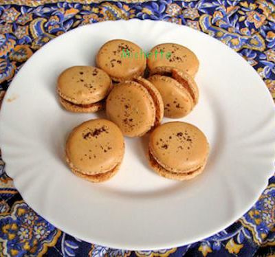 Macarons au café et macarons chocolat blanc framboise