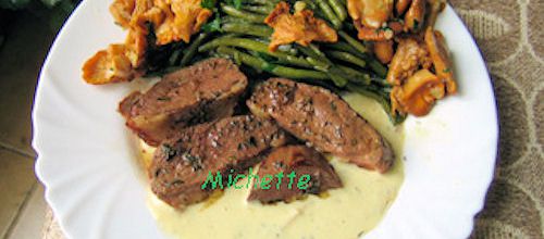 Magret de canard sauce au roquefort, girolles sautées, haricots verts