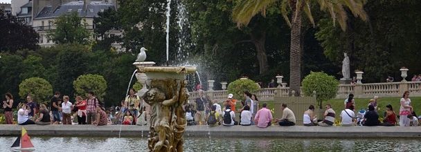 Jardin du Luxembourg : Enfants supportant une vasque