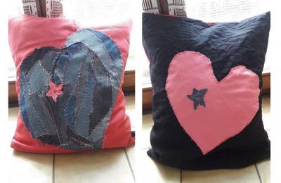 Un coussin rose coeur de jean