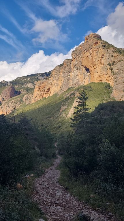 Vers  Los Mallos De Riglos et Aguero