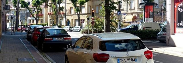Metz / La rue de Salis dans le quartier Impérial en été...
