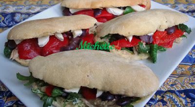 Pains pitas faits maison garnis aux 2 salades, piquillos, thon et chèvre