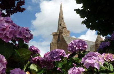La chapelle de ND de la Clarté dans la cité des Hortensias ( Perros guirec - Bretagne).N° 1