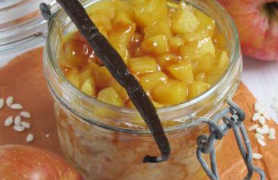 Riz au lait vanillé, pommes caramélisées et caramel au beurre salé