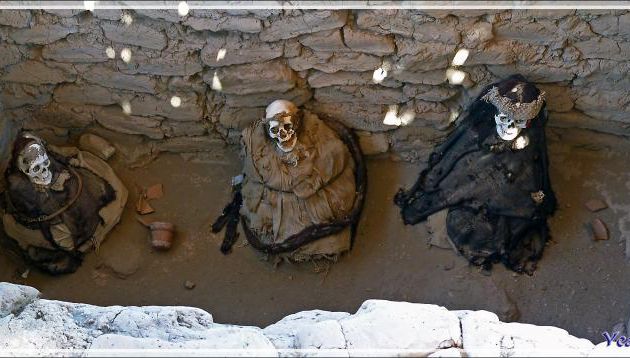 Photo panoramique sur un tombeau triple - Cimetière de Chauchilla - Nazca - Pérou