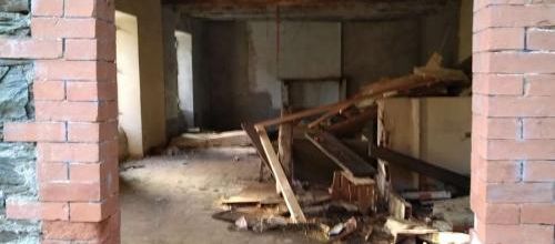 Maison de bord de route délaissée en Cévenes