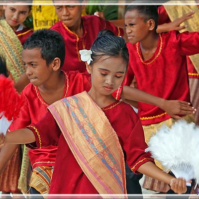 Accueil par des chants et danses locaux sous la houlette du chef du village - Ngurbloat Beach - Tual Island - Pulau-pulau Kei - Moluques - Indonésie