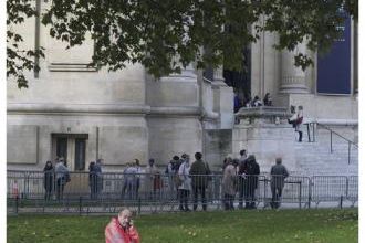 Mettre les pieds dans le plat.