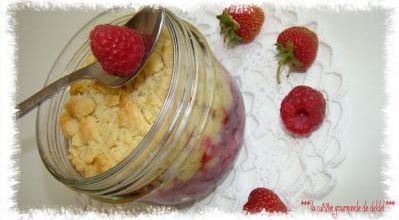 CRUMBLE AUX FRAISES ET FRAMBOISES