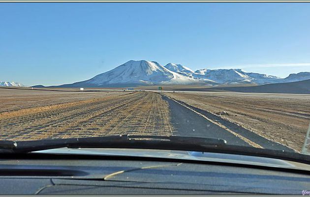 19/03/2022 : l'accès aux sites des geysers d'El Tatio se fait par des pistes, mais elles sont bien balisées et sécurisées dans les endroits difficiles - Désert d'Atacama - Chili
