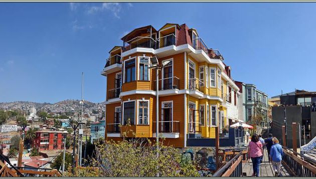 20/03/2022 suite : après le repas pris dans le restaurant Fauna en profitant de cette vue, la visite se poursuit dans la colline Cerro Alegre - Valparaiso - Chili
