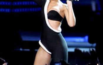 RIHANNA Pepsi Super Bowl Fan Jam 2010 Live