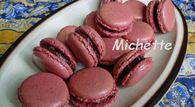 Macarons garnis aux fruits rouges et chocolat blanc