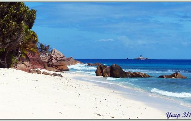 Panorama vu de Anse Gaulettes avec son îlot rocheux au large : Ave Maria Rock - La Digue - Seychelles 