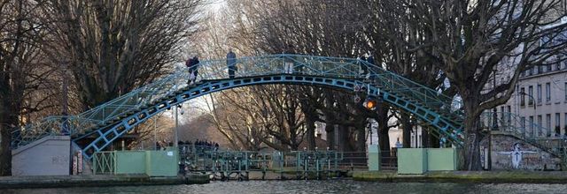 Couleurs hiver sur le Canal Saint-Martin : Passerelle Bichat