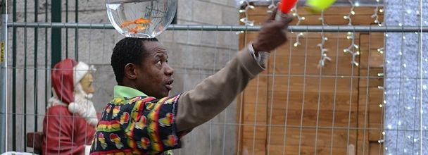 Les Marchés de Noël de Montmartre : Le jongleur aux poissons rouges