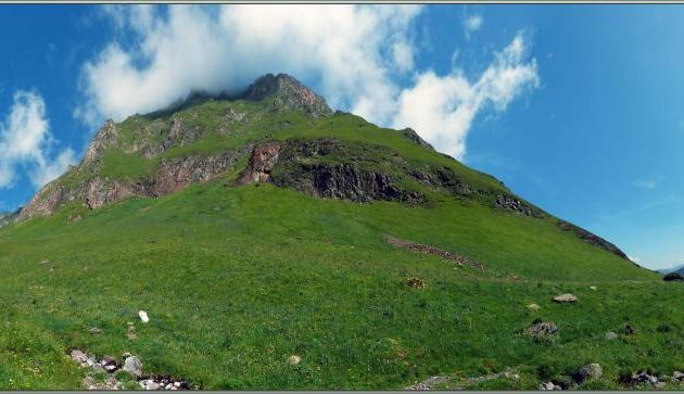 Mails de la Porte d'Enfer avec les iris fleurissant sur la pelouse située à son pied - Vallon d'Esquierry - Oô - 31