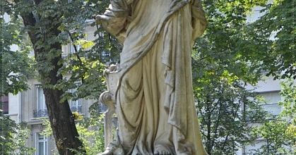 Jardin du Luxembourg : statue de " L'hiver "