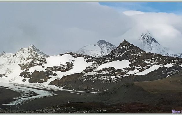 La chaîne d'Allardyce avec le Pic de Nordenskjold (2354 m) avant qu'ils ne disparaissent définitivement dans les nuages - Saint Andrews Bay - Géorgie du Sud