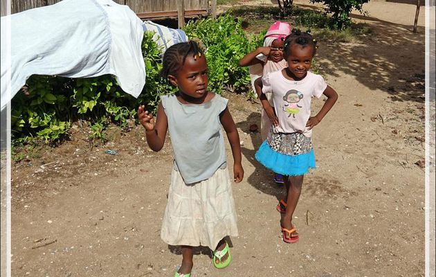 C'est samedi, pas d'école, mais pas jour de repos pour tout le monde - Antanabe - Nosy Sakatia - Madagascar