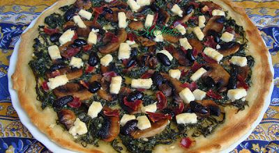 Pizza au levain naturel à la roquette, champignons, bacon et fèta