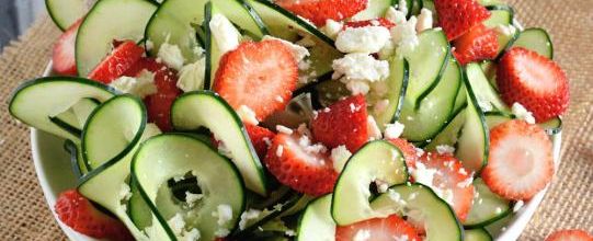 Salade concombre fraise