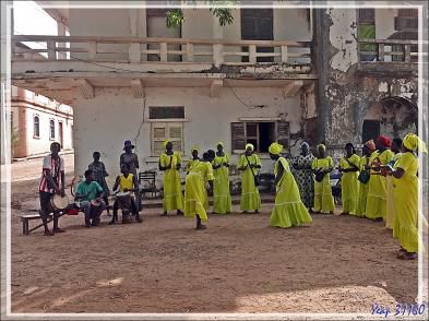 Nous sommes accueillis par des chants et des danses, puis nous commençons une agréable balade, sans sollicitations de vendeurs, dans les rues de Bolama  - Ile de Bolama - Bijagos - Guinée Bissau