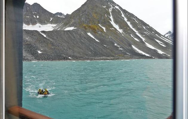 Ne pouvant pas débarquer à cause de l'ours qui rode, en remplacement, on nous fait visiter le fjord et le navire s'approche du front du glacier - Magdalenfjord - Spitzberg - Svalbard - Norvège 