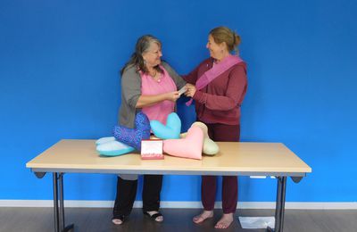 YogAmicale a remis un chèque de 565 € à la Ligue contre le cancer