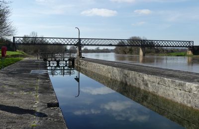 Castets en Dorthe : le pont et le canal...