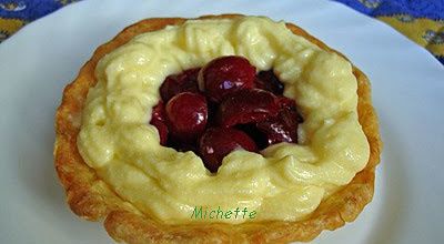 Tartelette garnie à la brousse et citron et compote de cerises