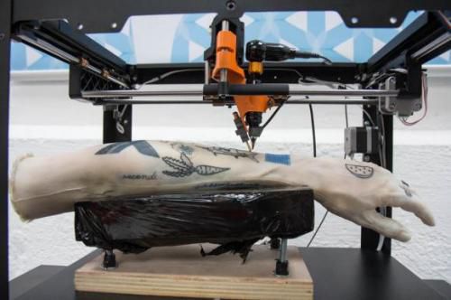 Une machine à coudre les tatouages