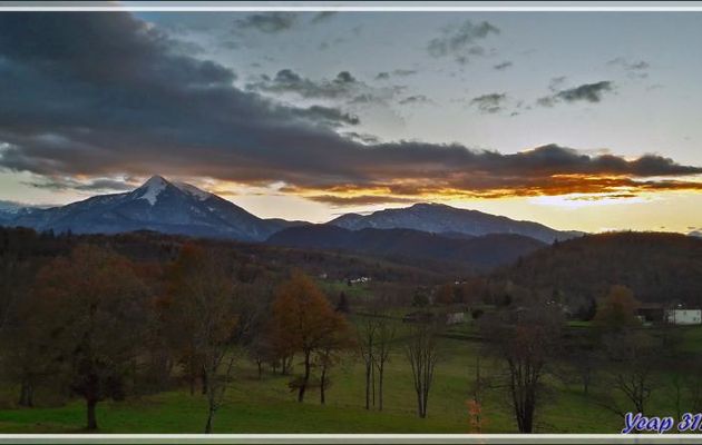 Coucher de soleil sur les montagnes avancées du Haut-Comminges : Pic du Cagire et Massif du Gar vus de Pujos - 31 