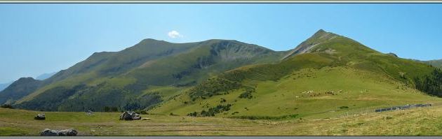 Vue panoramique sur l'estive d'Herbe Soulette dominée par le Pic de la Calabasse (2210 m) - Saint-Lary - 09