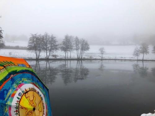Parapluies et ombrelles dans la Loire