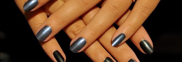Transformer le vernis 513 Black Pearl de Chanel en un beau bleu métallisé ? Facile !