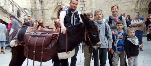 Arrivée sur le parvis d'une famille de pèlerins