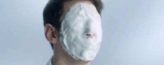 Le visage de Lionel Messi rempli de crème antirides dans une publicité japonaise