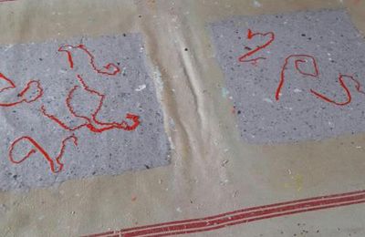 Papier recyclé gris avec du raphia rouge