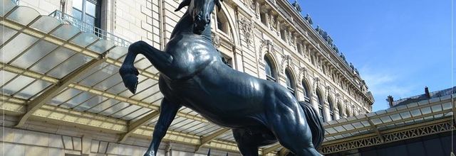 Les sculptures du parvis du Musée d'Orsay : 3) Cheval à la herse