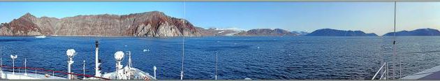 2 août 2019 : l'Austral est ancré devant les falaises sud de Coburg Island - Baffin Bay - Nunavut - Canada