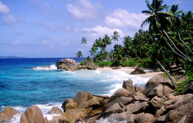 Panorama sur Anse Patate avec au fond l'île Félicité en 1993 et en 2013 : méfaits des hommes et du réchauffement climatique - La Digue - Seychelles