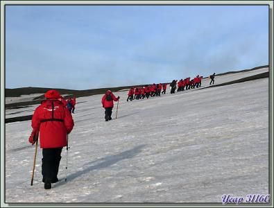 La randonnée va se terminer sans incident (mis à part deux ou trois gadins) à Whaler's Bay - Île de la Déception - Images de voyage en Péninsule Antarctique 