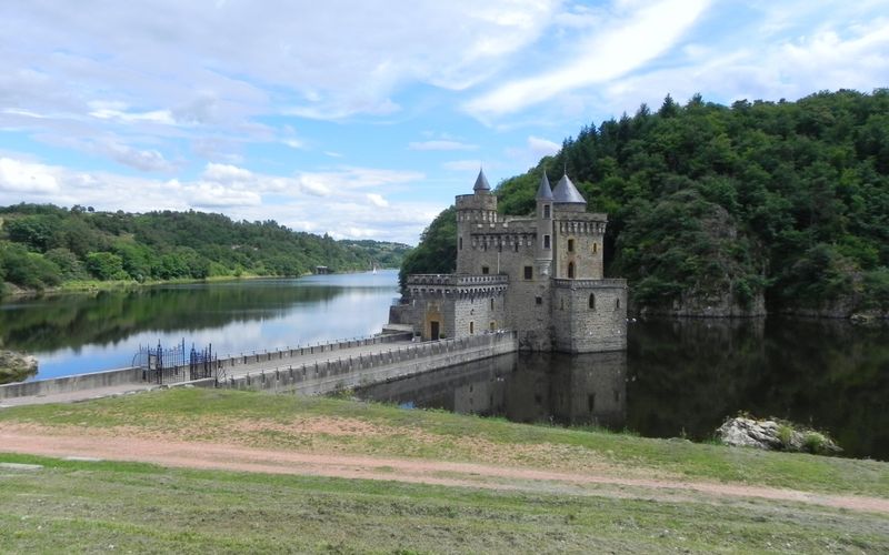 Le petit chateau de la Roche près de Villerest